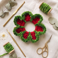 Crimson Bloom Crochet Bun Scrunchie – Maroon & Forest Green
